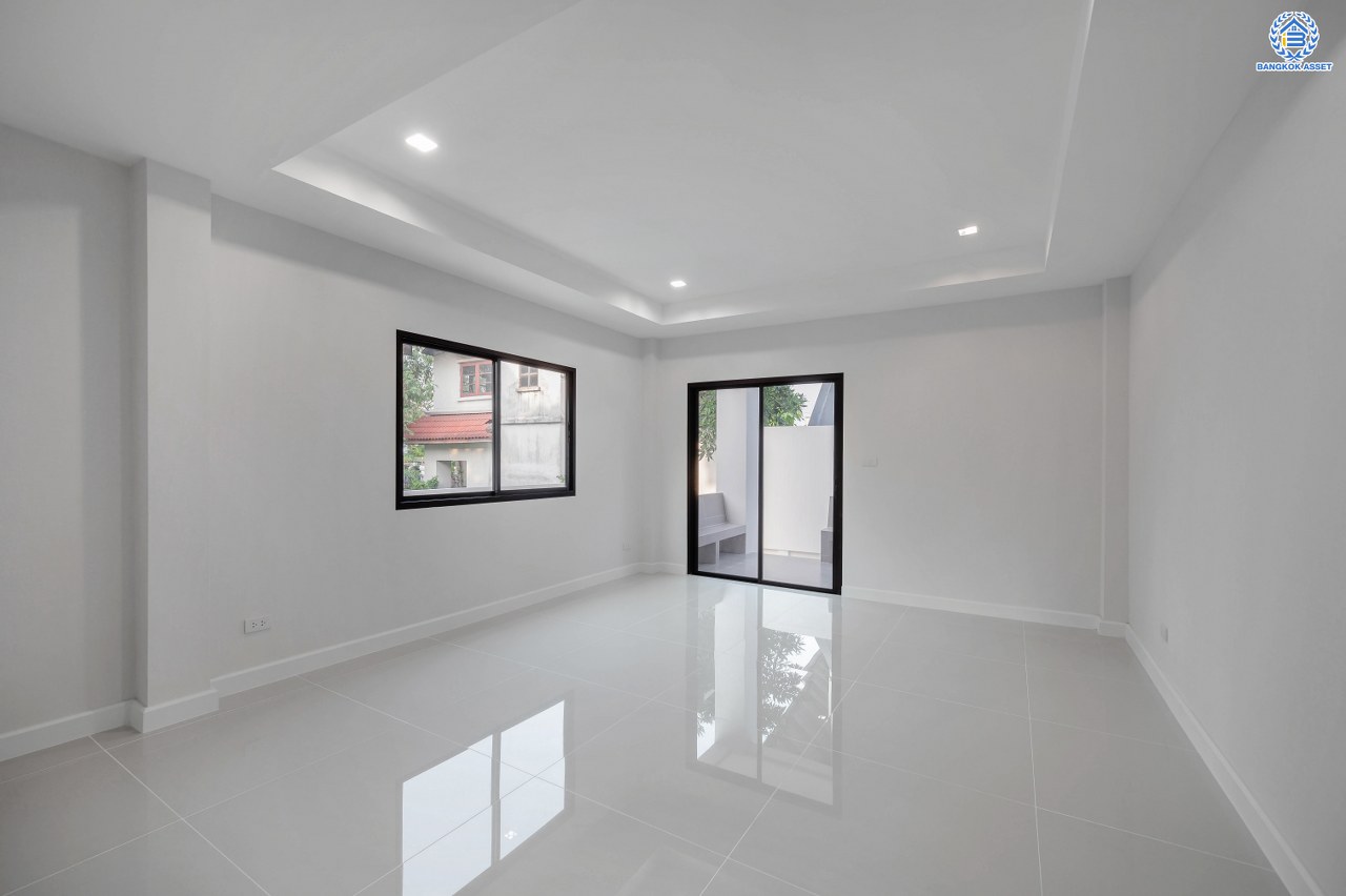 บ้านมือสองตกแต่งใหม่ โครงการ กฤษดานคร20 ปิ่นเกล้า-บรมราชชนนี เนื้อที่ 118 ตร.ว. พื้นที่ใช้สอย 612.6 ตร.ม. พร้อมฟังก์ชันจัดเต็ม 4 ห้องนอน 4 ห้องน้ำ 1 ห้องแม่บ้าน จอดรถได้ 3 คัน บนทำเลเชื่อมต่อเมืองอย่างรวดเร็ว ใกล้ทางคู่ขนานลอยฟ้าบรมราชชนนี ทางด่วน "กาญจนาภิเษก" ม.มหิดล เซ็นทรัลปิ่นเกล้า และตลาดสดธนบุรี